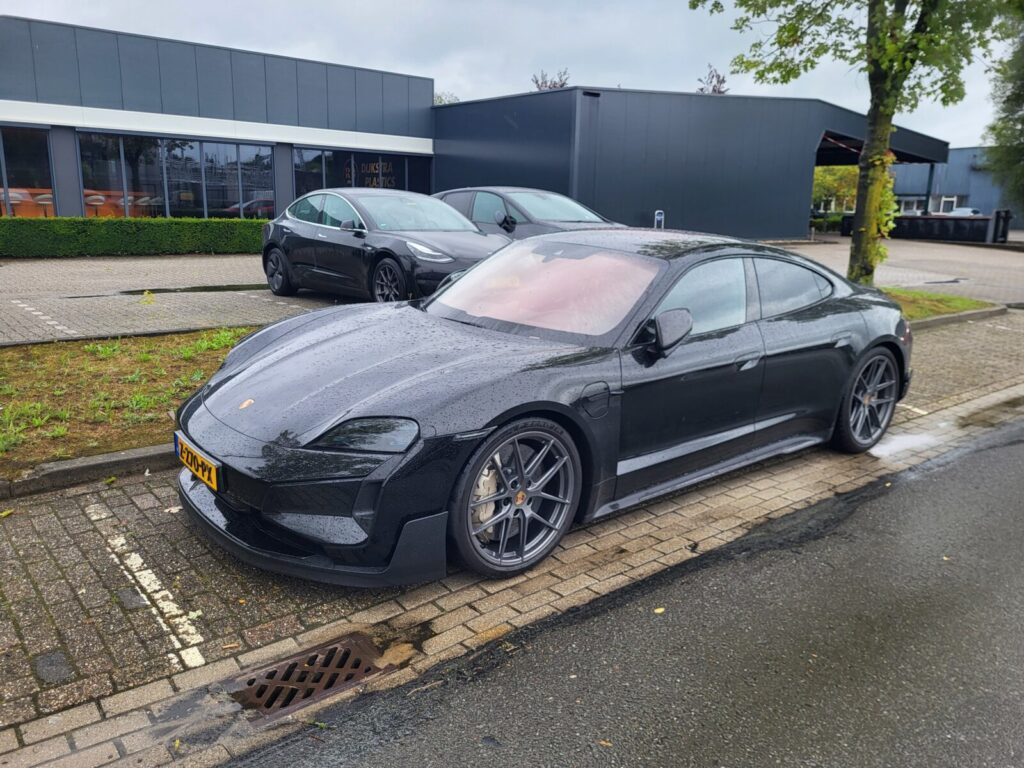 Waarom luxe elektrische auto’s zo snel afschrijven – en wat jij daaraan hebt