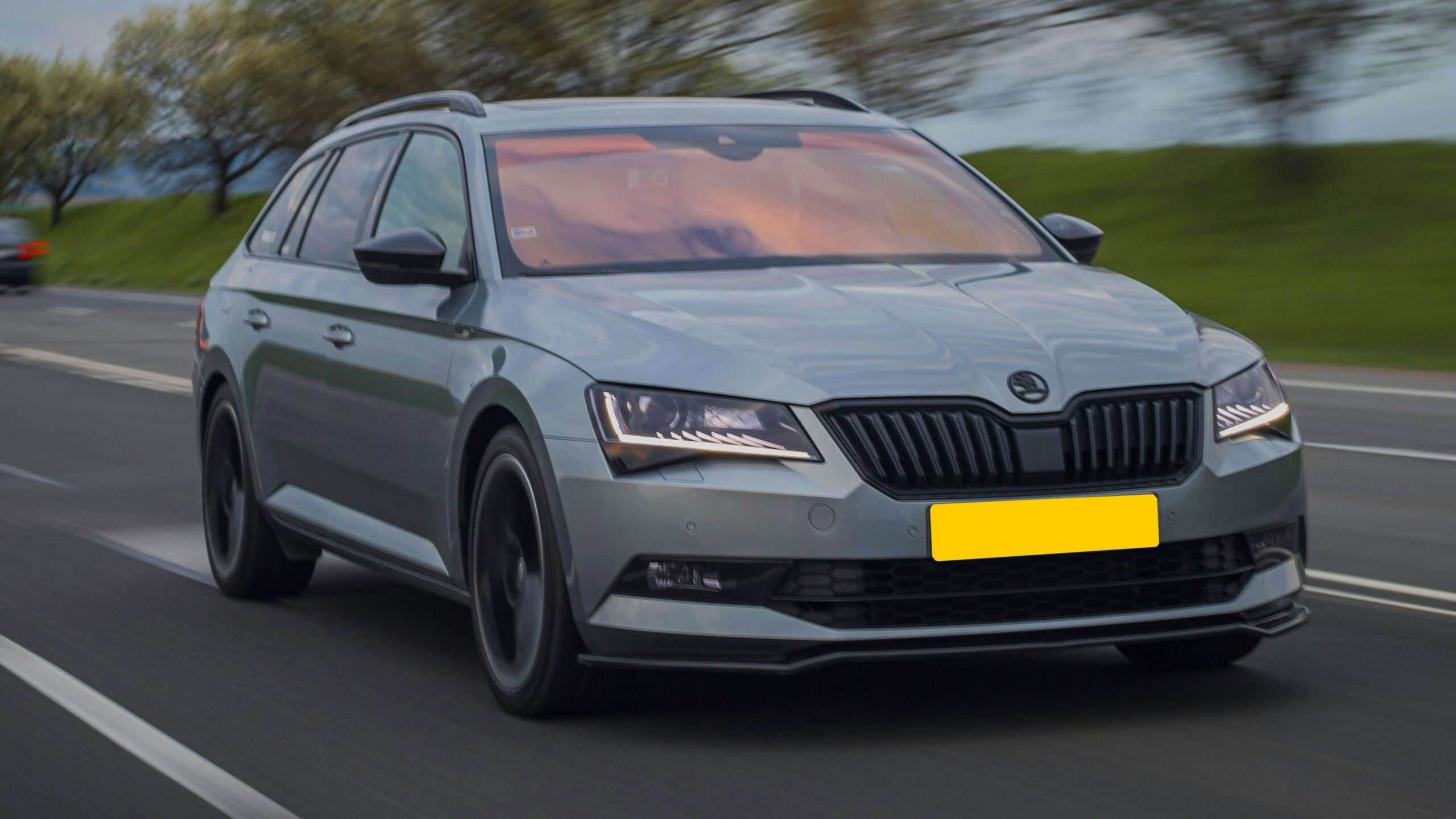 Gekleurde autoruit tint trends: waarom zo populair? - Carmag.nl