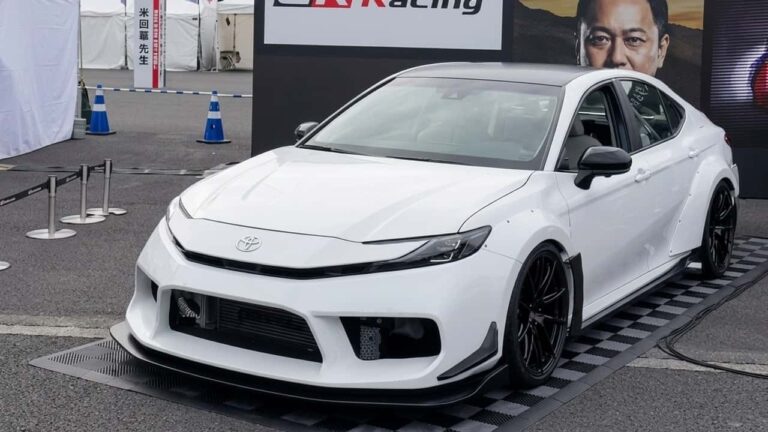 Toyota camry dubbelmotor innovatie onthult 700 pk kunststuk