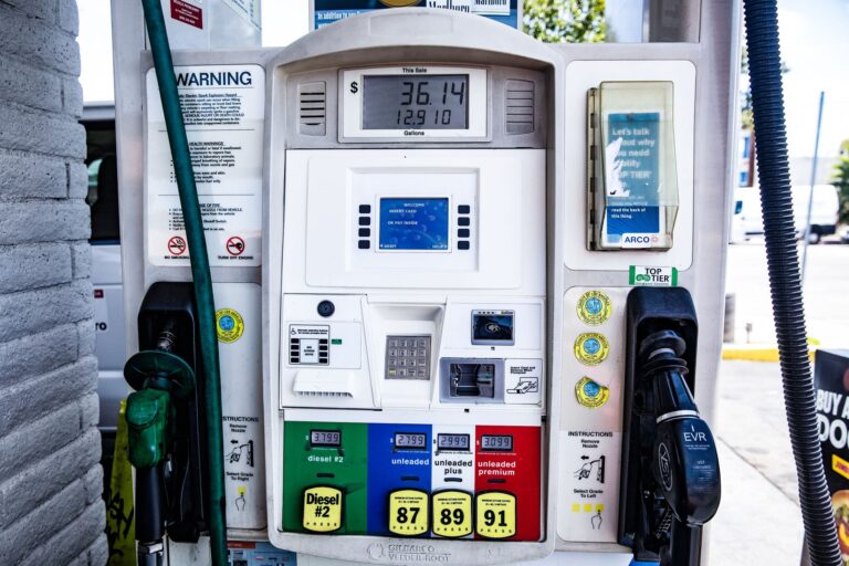 Benzineprijs Nederland: waarom zo hoog en hoe bespaar je? Benzineprijs Nederland: waarom zo hoog en hoe bespaar je?
