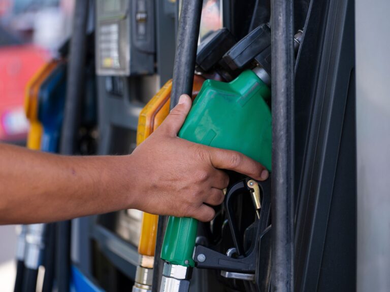 Benzineprijs in Nederland: waarom zo duur en hoe bespaar je?