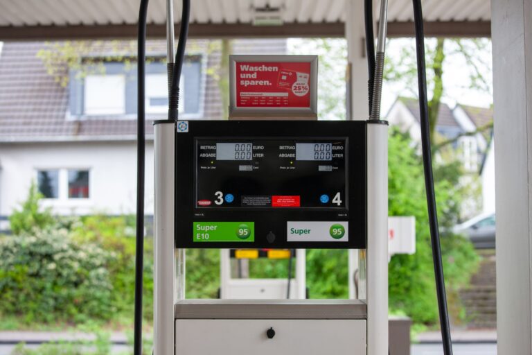 Benzineprijs Nederland: waarom zo duur en hoe bespaar je slim?