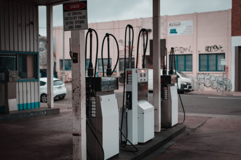 Hoge benzineprijs in Nederland: zo bespaar je aan de pomp