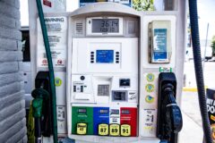 Benzineprijs zakt naar gemiddeld 2,55 euro per liter Benzineprijs zakt naar gemiddeld 2,55 euro per liter