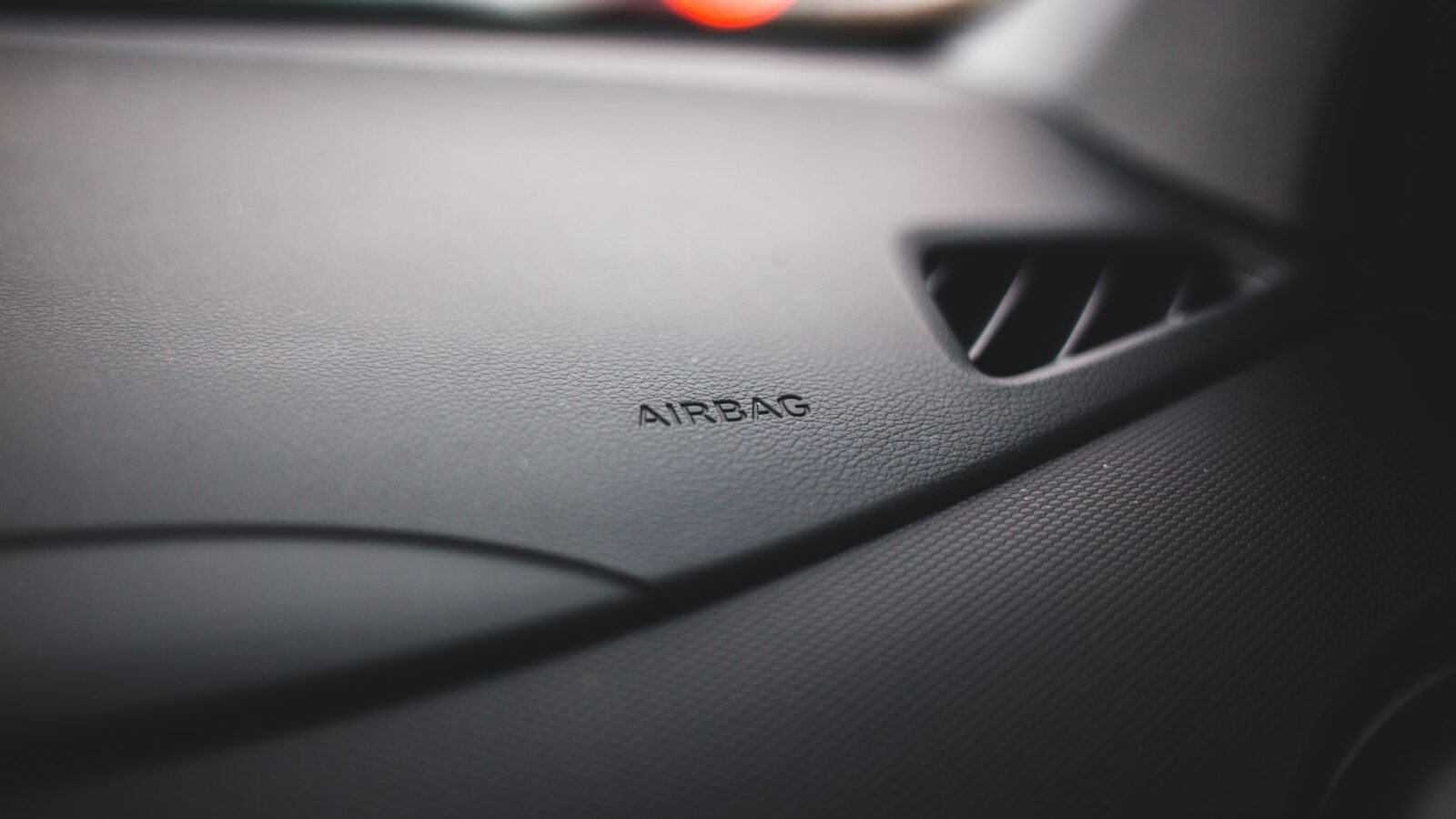 Airbag lampje blijft branden: oorzaken en APK-gevolgen